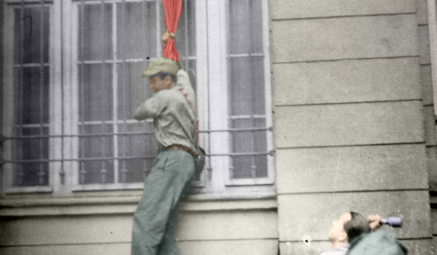 Most Famous Warsaw Uprising Photos – A Man And A German Flag